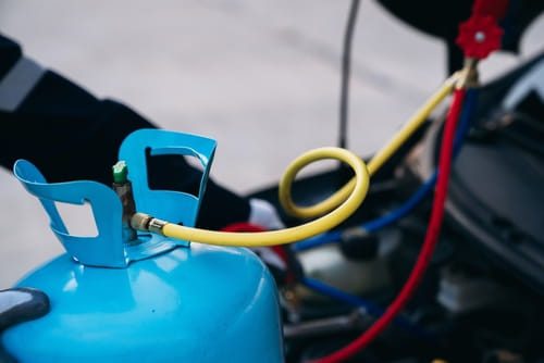 Airco onderhoud aan auto in werkplaats